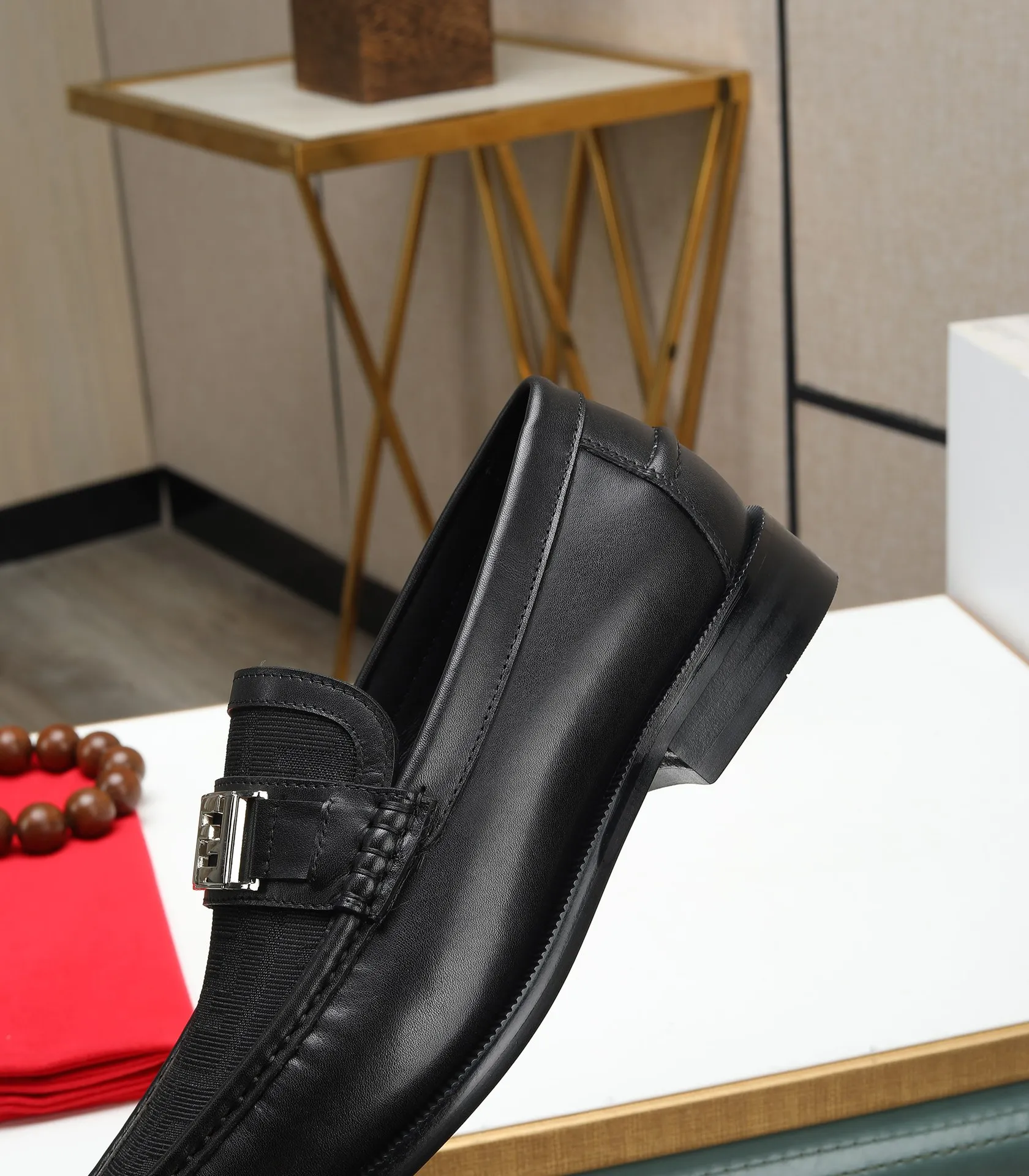 Men's shoes 💰580 (high-end, full cowhide) FENDI Fendi high-end formal leather shoes, original Italian imported cowhide surface + cowhide lining, original hardware, I believe you will be impressed from the first time you see it. The avant-garde atmosphere can no longer fully interpret its elegance. AAA grade rubber outsole, super comfortable. Original counter last, ensuring its original version and quality. The simple upper ensures its comfort and breathability. A pair of truly good shoes has its own unique soul, famous quality, regular size 38-44 (45 46 customized)